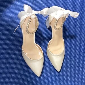 Pearl-Ankle Satin Pointed Pumps in White